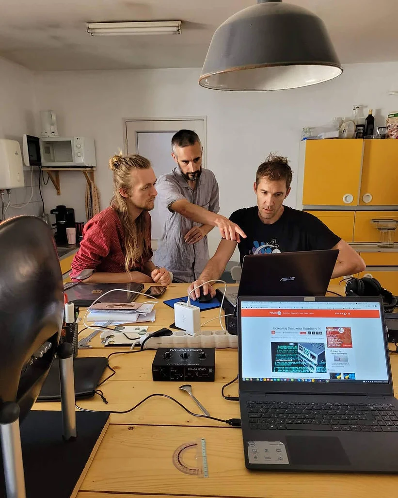 David Lesage en session de test et de debug avec l’équipe Neotone