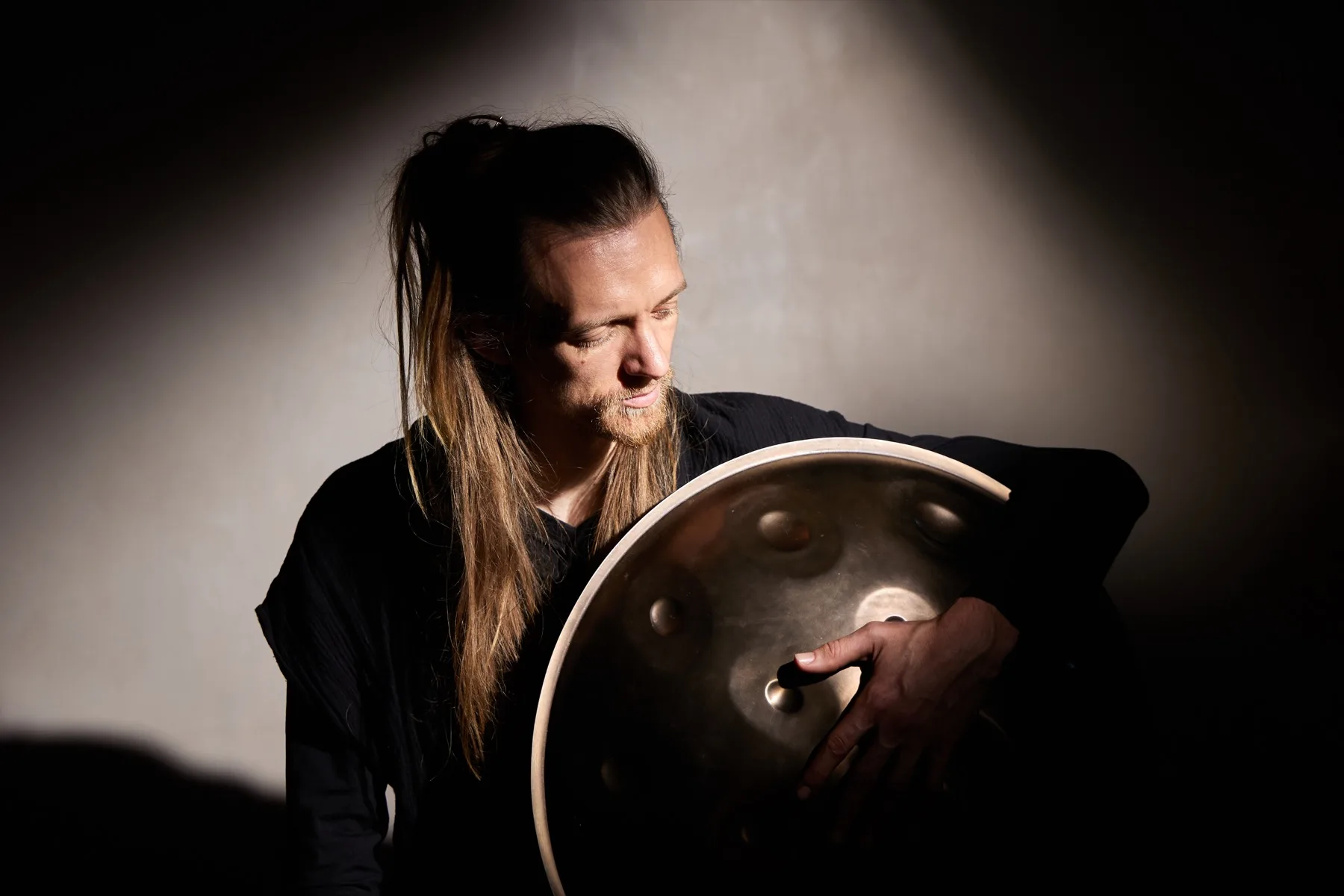 David Lesage tenant l’un de ses deux handpans Yishama, notes du dessous visibles